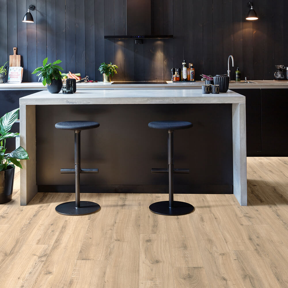 Moduleo - Küchenboden - Luxus-Vinylbodenbelag - dunkle Küche - helle Eiche - Scandi-noir
